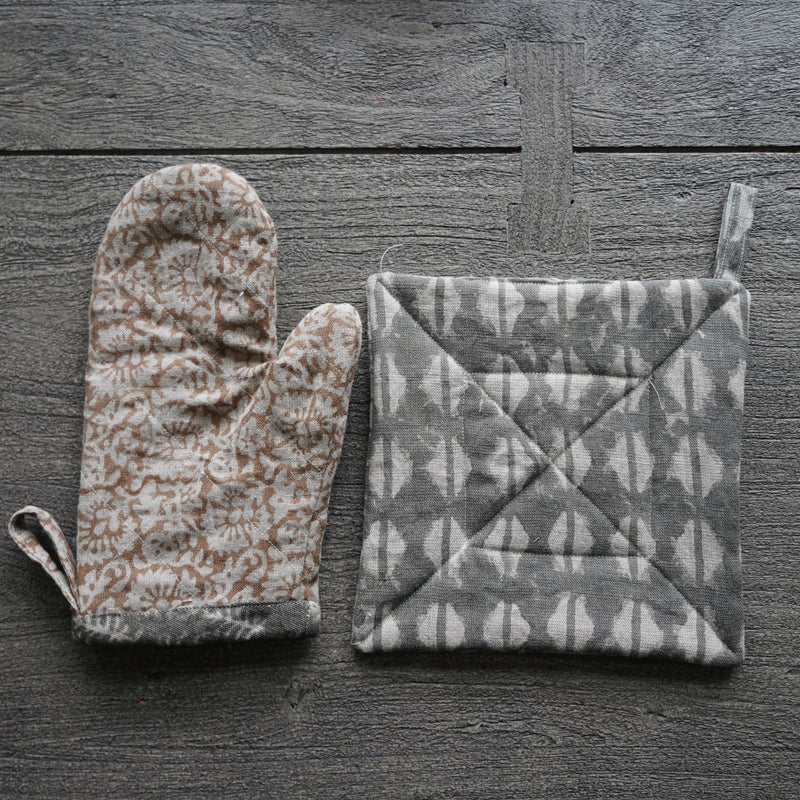 Ndem Oven Mitts and Pot Holder Set