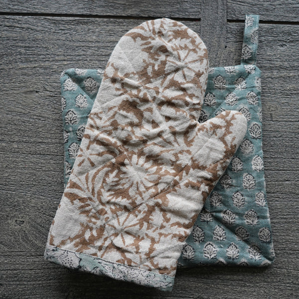 Mbang Oven Mitts and Pot Holder Set