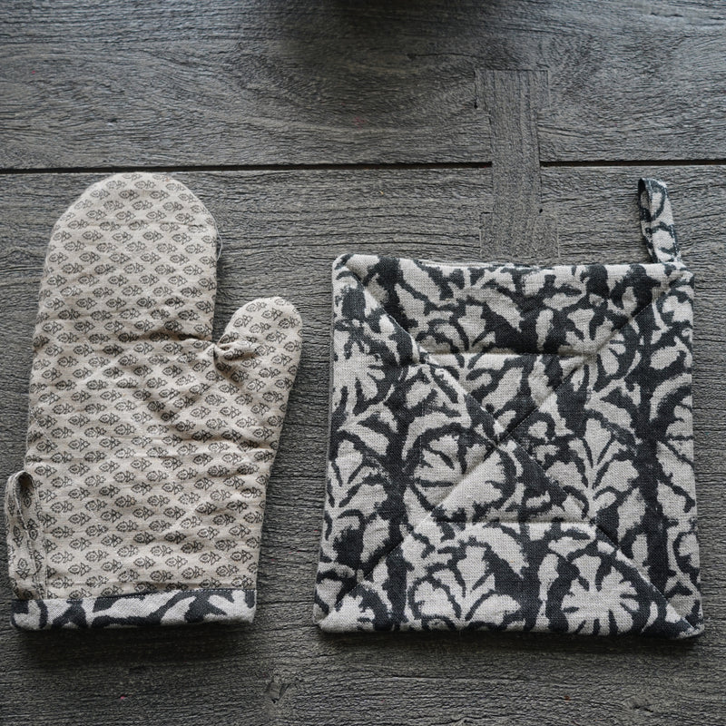 Ekei Oven Mitts and Pot Holder Set