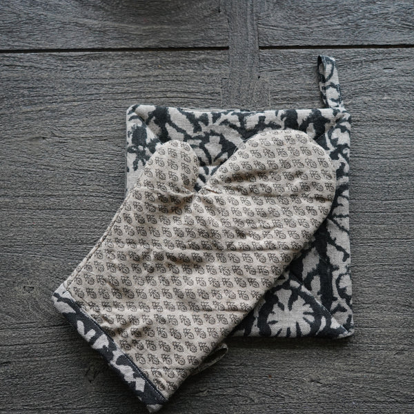 Ekei Oven Mitts and Pot Holder Set