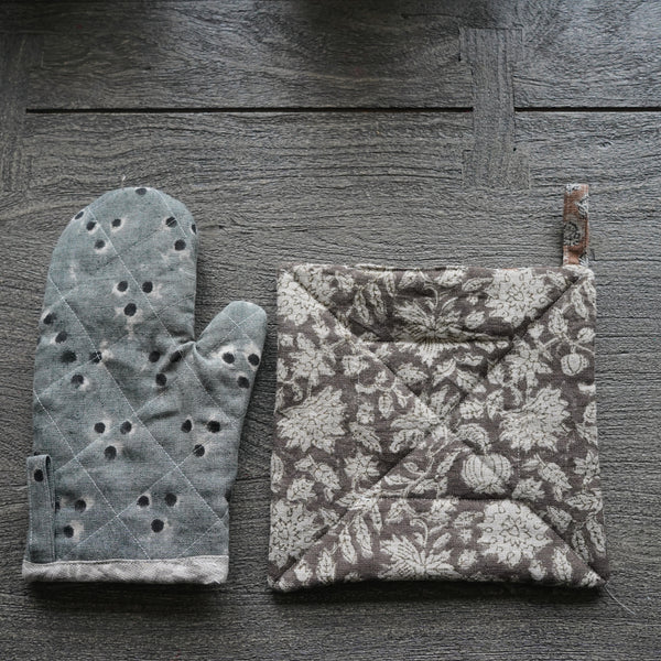 Ifiok Oven Mitts and Pot Holder Set