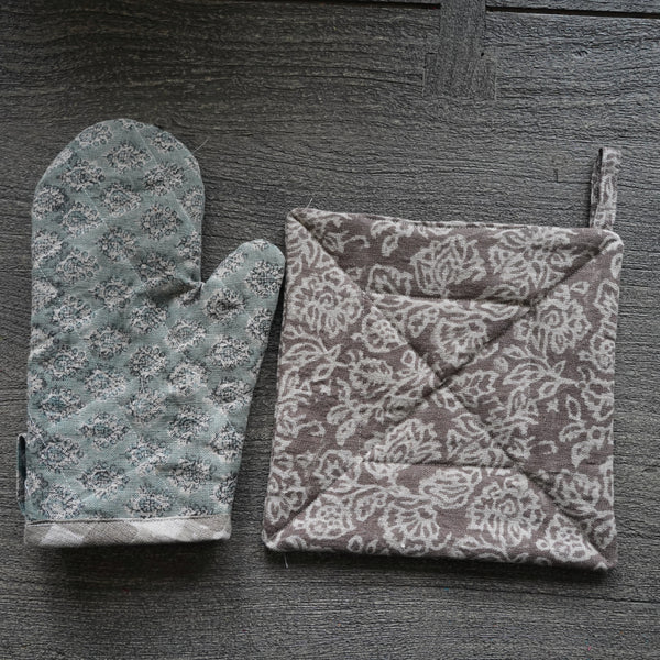 Mbuk Oven Mitts and Pot Holder Set